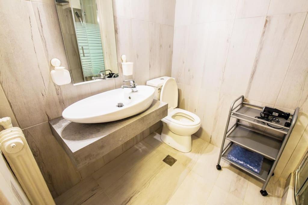 2 Bedrooms Apartment Close To Metro Dafni In เอเธนส์ ภายนอก รูปภาพ